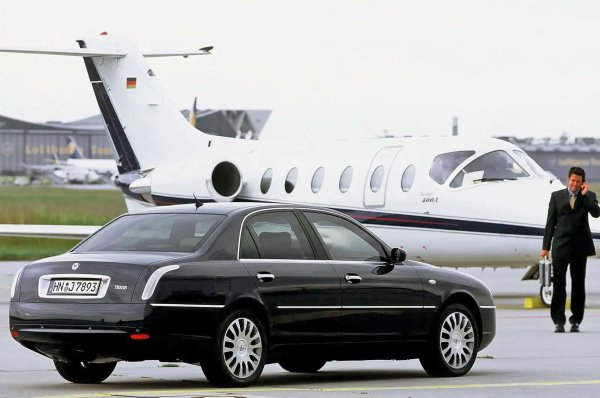 Създаден като конкурент на BMW 5 и Mercedes E-Class, в Lancia Thesis от 2001 г. нямаше дори намек за агресия. Тази кола беше над всичко това.

И се отличаваше от потока коли определено. За съжаление на Lancia, концепцията не се хареса на клиентите и само 16 000 от тези красиви, едновременно ретро и модерни чудеса бяха направени за 8 години.